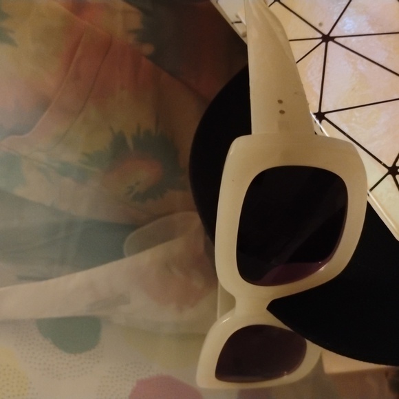 Pugs *New* ice chrome Sunnies - Picture 2 of 2